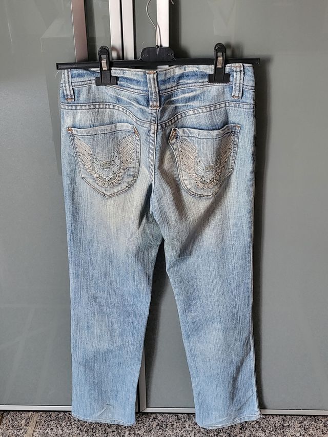 Jeans chiaro con ricamo