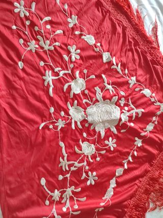 mantón rojo