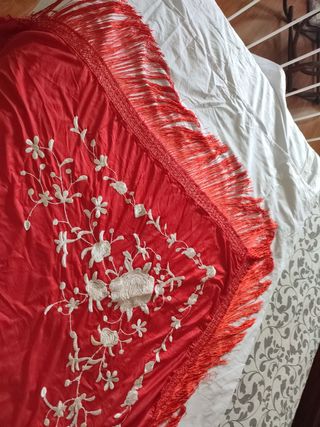 mantón rojo