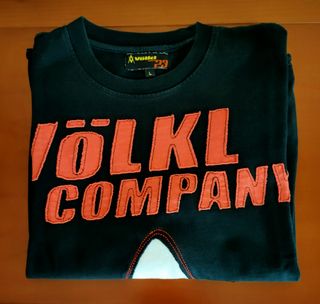 Camiseta negra manga larga.