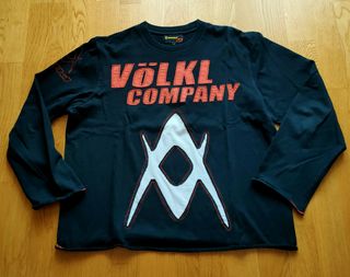 Camiseta negra manga larga.