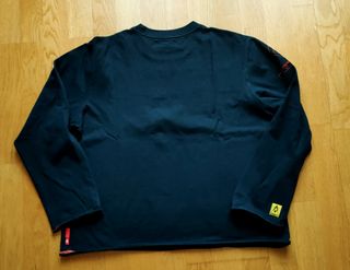 Camiseta negra manga larga.