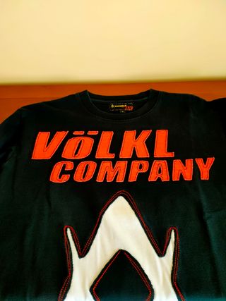 Camiseta negra manga larga.