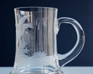 Jarra de cristal labrado. Taza. Antigua