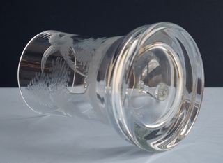 Jarra de cristal labrado. Taza. Antigua