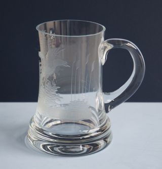 Jarra de cristal labrado. Taza. Antigua