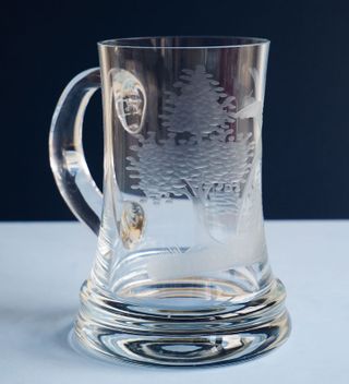 Jarra de cristal labrado. Taza. Antigua