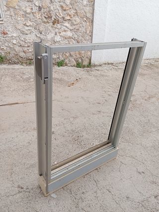 Ventana de aluminio con persiana