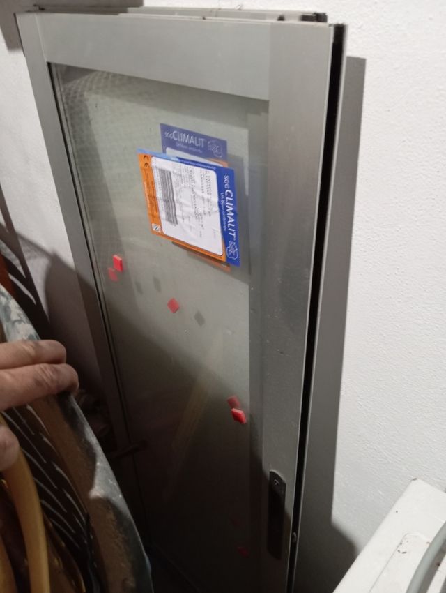 Ventana de aluminio con persiana