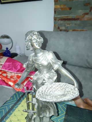 Antigua figura de bronce