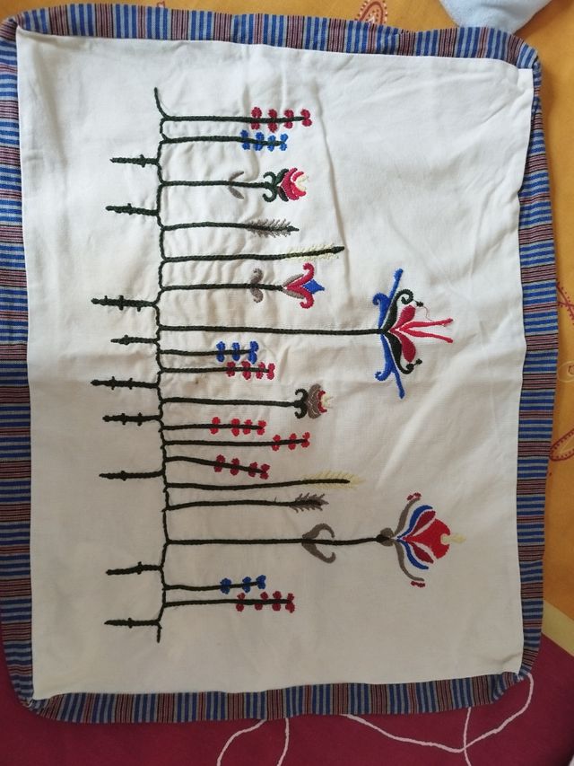 Cojinera bordada