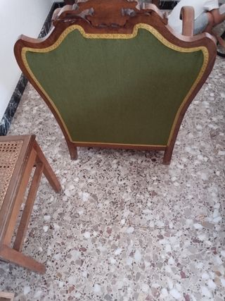 Divani classici e sedia in legno e velluto