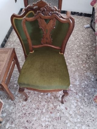 Divani classici e sedia in legno e velluto