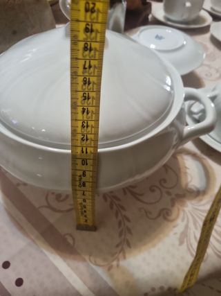 Sopera con seis platos y seis tazas. Consome