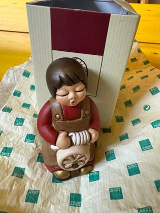 Thun presepe ,donna con arcolaio rossa