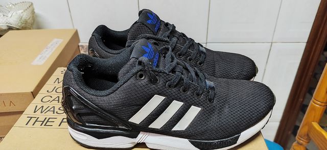 Playeros Adidas negras y blancas