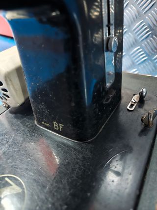 Maquina de coser antigua Necchi,modelo BF