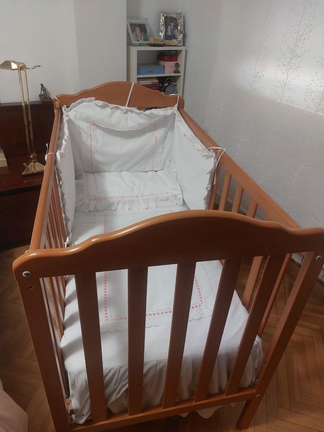 Cuna con colchón, casi nuevos