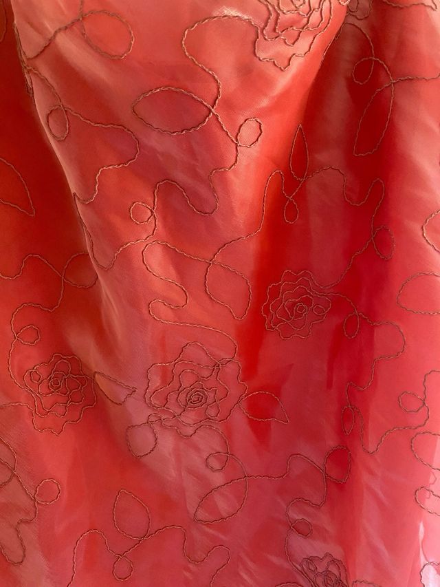 Blusa asimétrica color coral con bordado