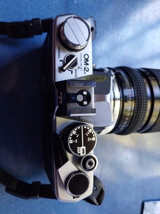 Olympus OM2N + objetivo 20-80 mm F3.5