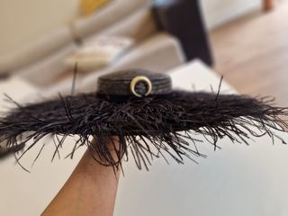 Sombrero - tocado de rafia y plumas