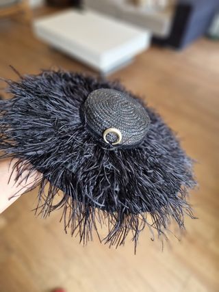 Sombrero - tocado de rafia y plumas