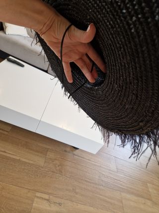 Sombrero - tocado de rafia y plumas