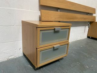 Cabecero de cama mas mesillas con riedas