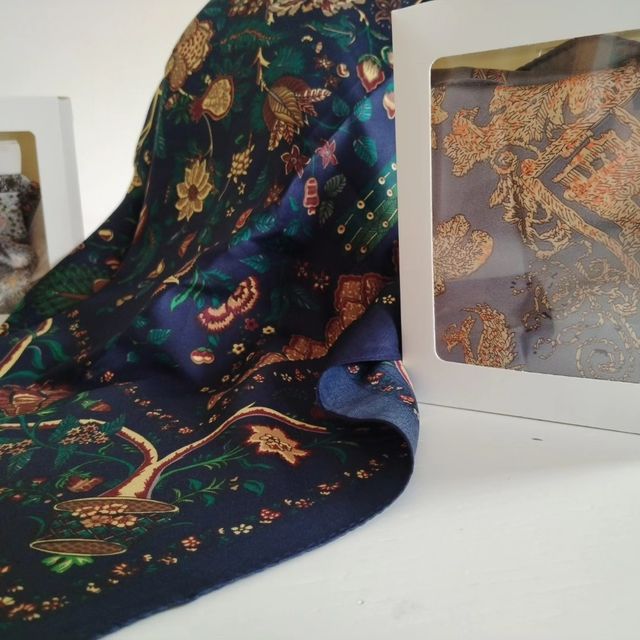 Pañuelo color azul y marrones