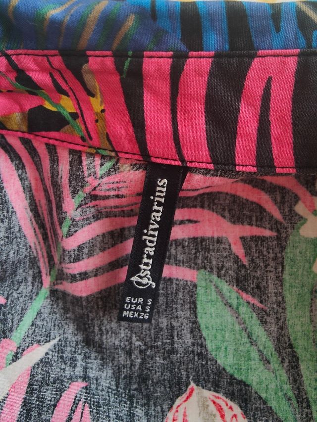 Blusa tropical abullonada