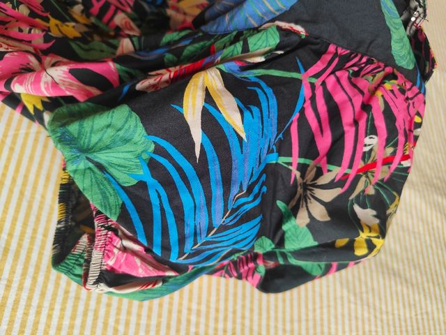 Blusa tropical abullonada