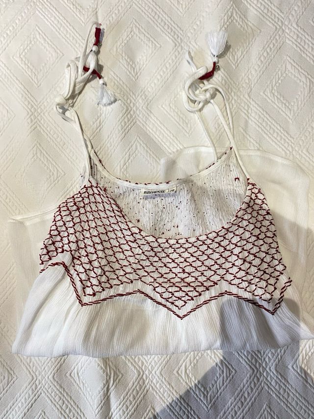 Blusa blanca con bordados en granate 