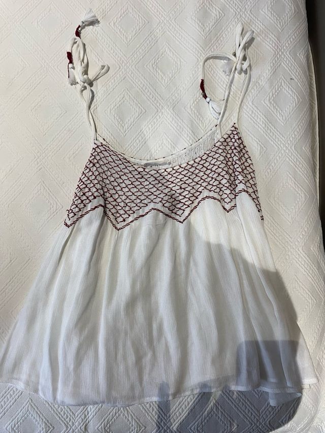 Blusa blanca con bordados en granate 