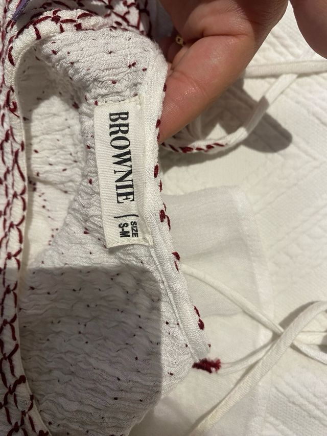 Blusa blanca con bordados en granate 