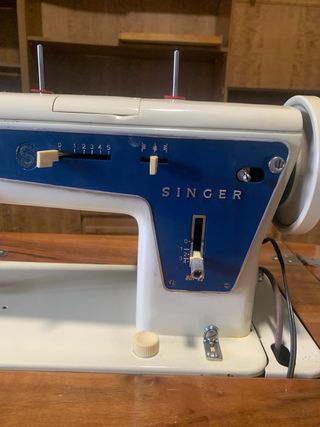 Maquina de coser Singer antigua con mueble
