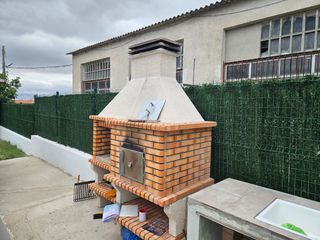 Se instalan Vallas metalicas con seto artificial