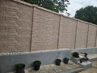 Se instalan Vallas metalicas con seto artificial