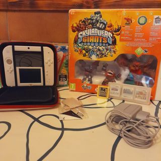 Nintendo 2Ds con funda, starter pack de skylanders