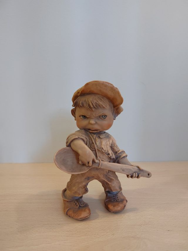 Bimbo monello che suona il cucchiaio