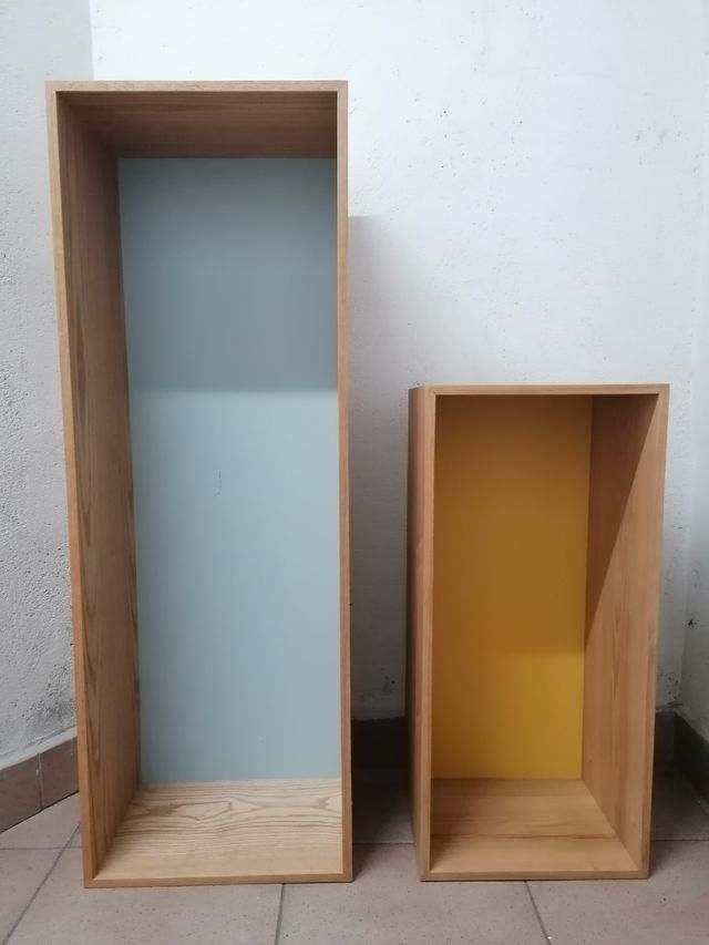 Estanterías pared madera