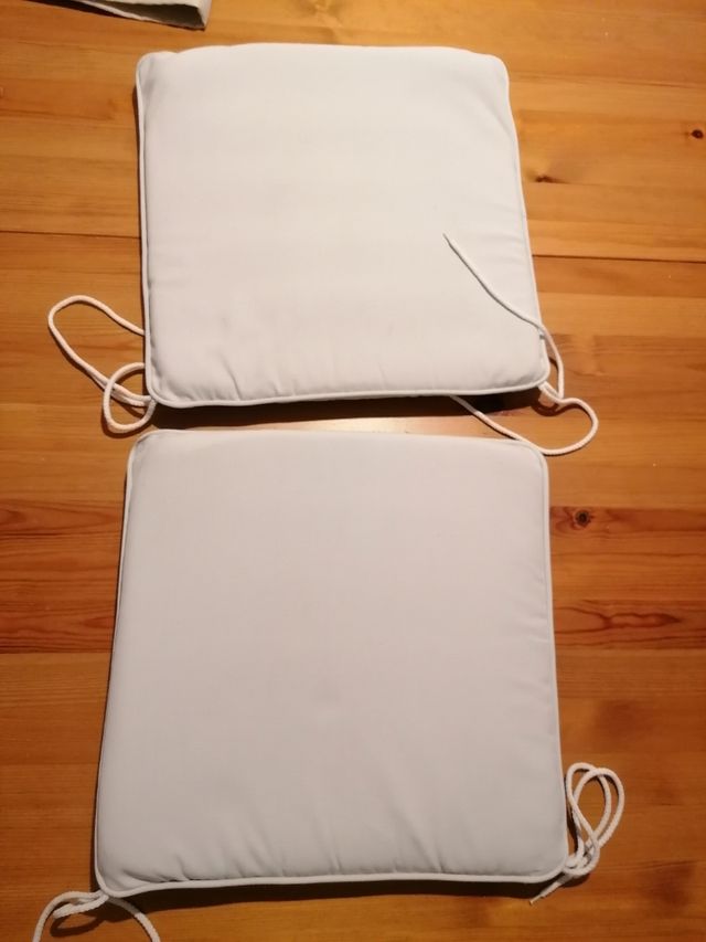 Mesa y dos sillas terraza con dos cojines