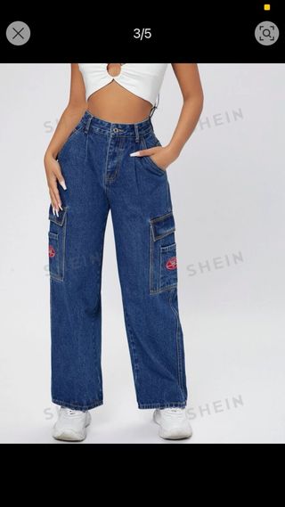 Pantaloni jeans cargo blu con toppa rossa 