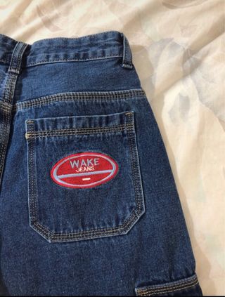 Pantaloni jeans cargo blu con toppa rossa 