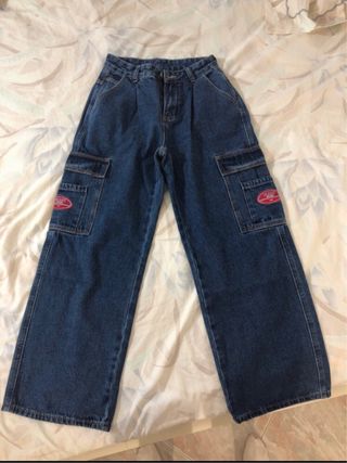 Pantaloni jeans cargo blu con toppa rossa 