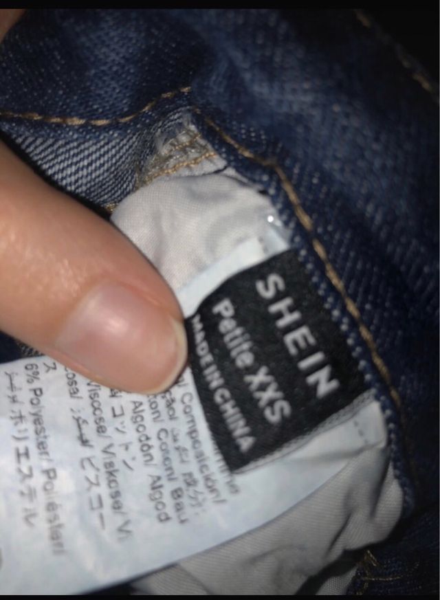 Pantaloni jeans cargo blu con toppa rossa