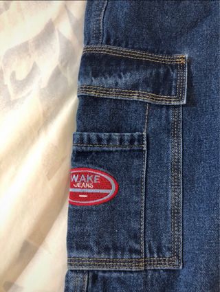 Pantaloni jeans cargo blu con toppa rossa 