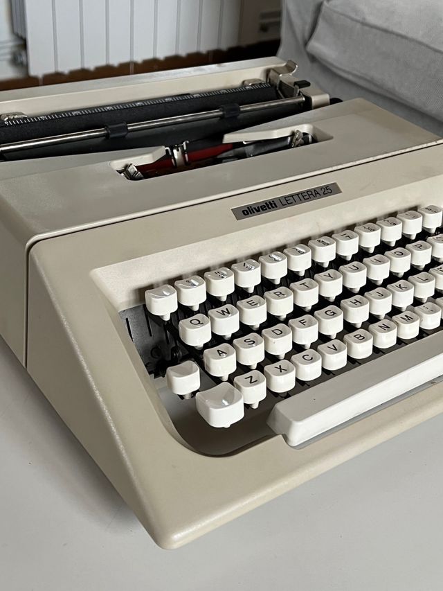 Maquina de escribir Olivetti Lettera 25