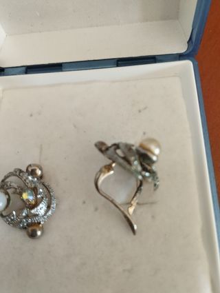 Pendientes muy antiguo de bisutería