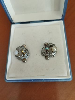 Pendientes muy antiguo de bisutería