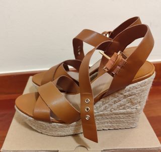 Cuñas básicas marrones de Stradivarius